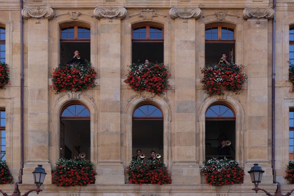 Preview image for Sur la place